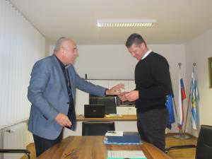 ... ključe pisarne, kartico za vstop v objekt in dovolilnico za parkiranje. 